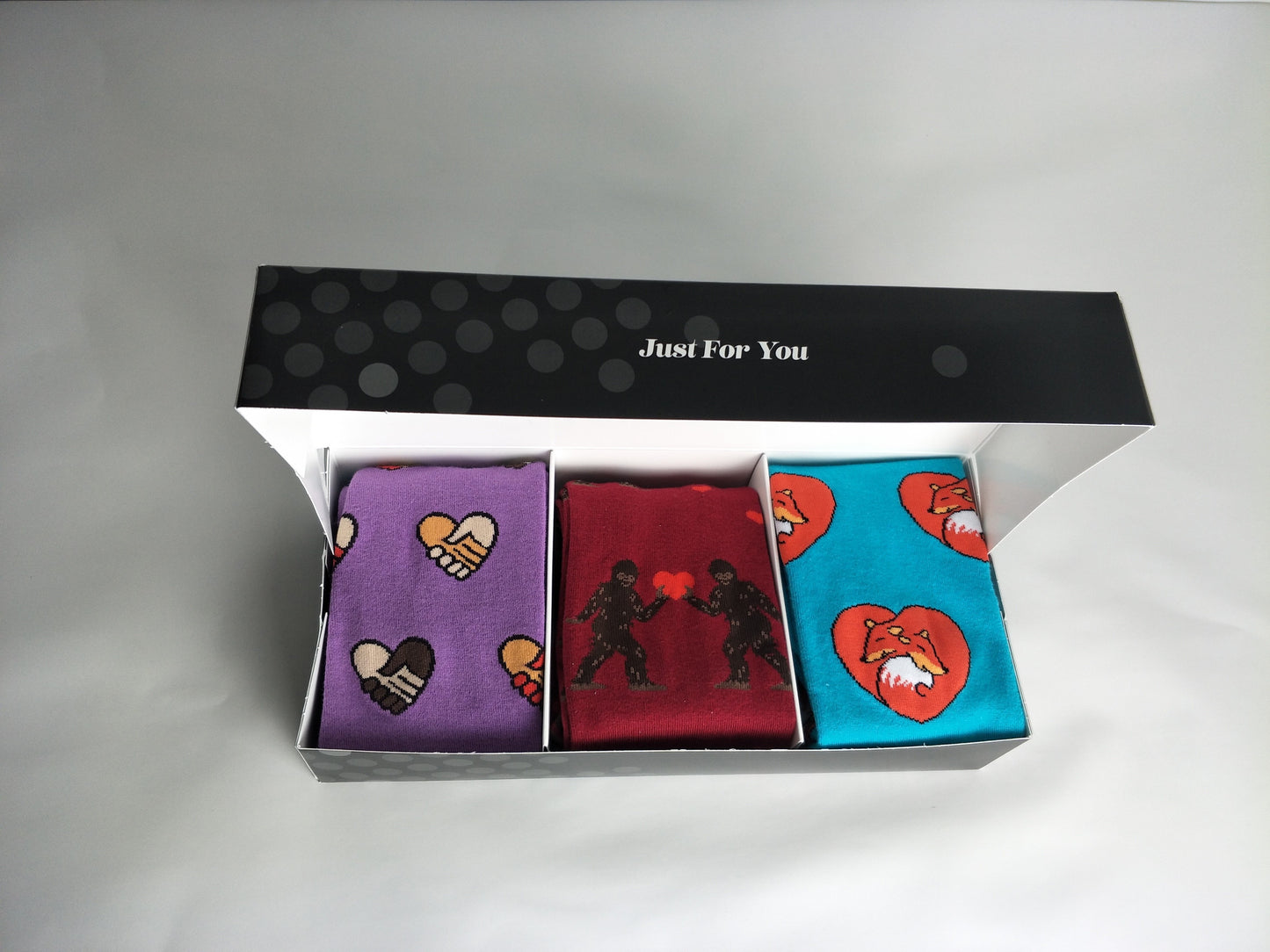 Sock it to Me Box of Love Geschenkbox-Set, Stile: Hands Across Calves, Sasquatch Valentine, Fox Love Knee High 